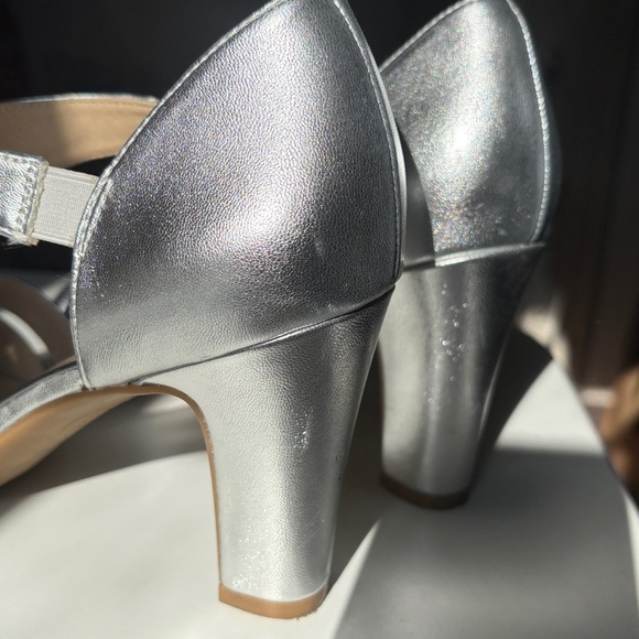 Life stride Women's Silver Sandals 8.5M GUC HOLIDAY PARTY heels NYE - Picture 16 of 16